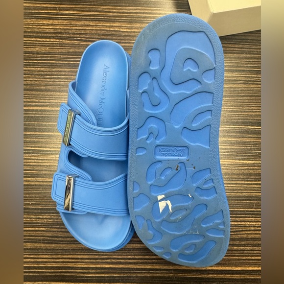 Alexander McQueen sandals size 38.5/8
barely worn comes with box and dust bags - Picture 3 of 6